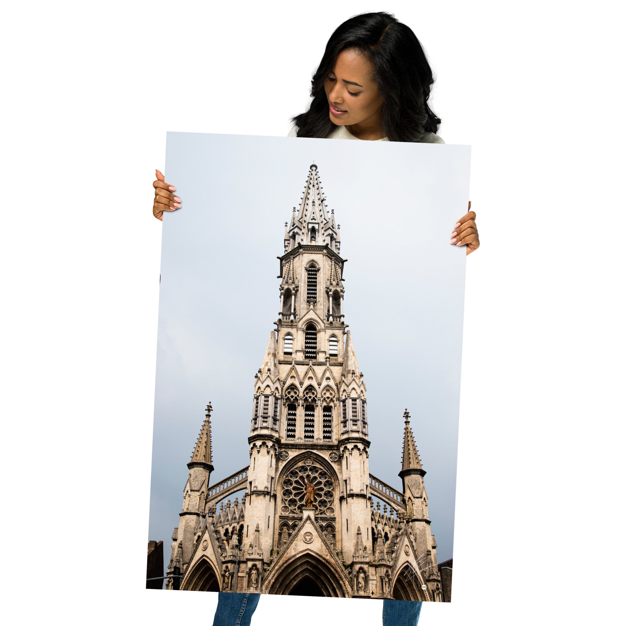 Photographie mettant en avant la face avant de l'Église catholique du Sacré-Cœur-de-Jésus à Lille, avec une attention particulière aux détails architecturaux, évoquant sa grandeur et sa beauté intemporelle.