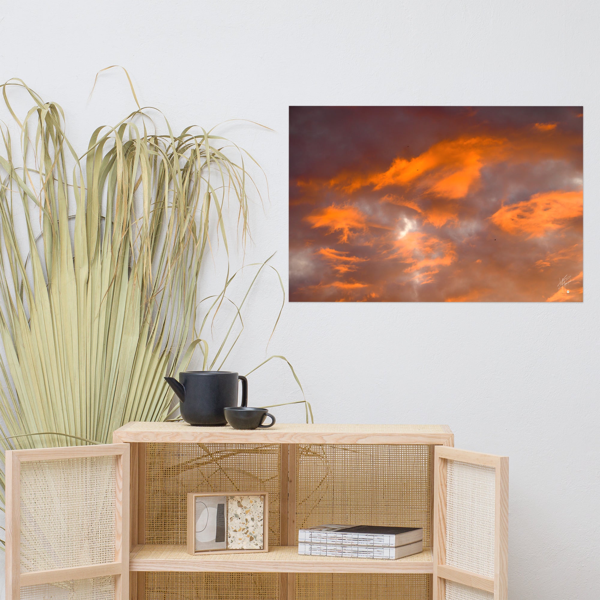 Coucher de soleil éblouissant avec des nuances orangées illuminant un ciel parsemé de nuages délicats, et silhouettes d'oiseaux en vol, symbolisant la tranquillité et la paix intérieure.