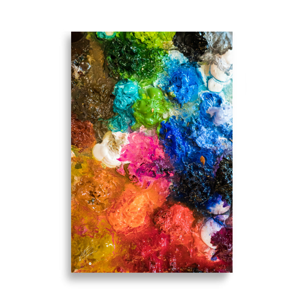 Palette de peintre multicolore avec diverses teintes vives éclaboussées, illustrant la passion et la créativité de l'artiste en plein processus de création.