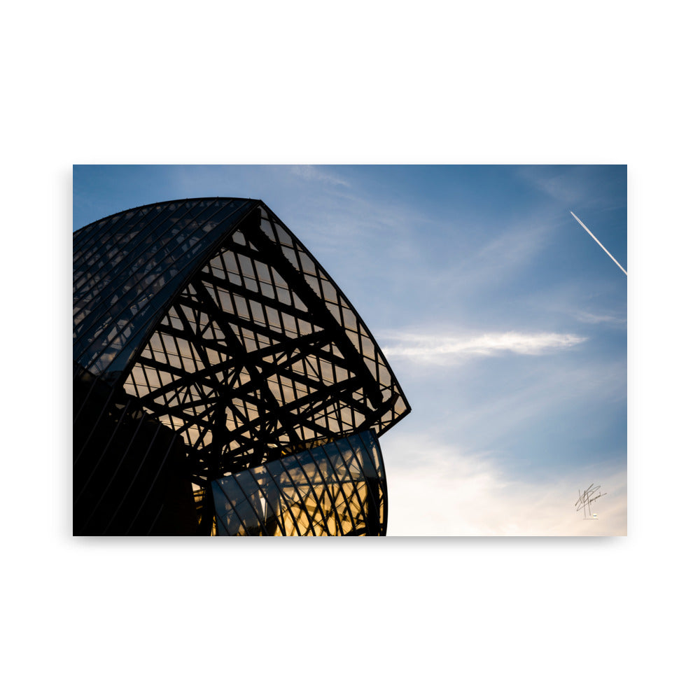 Bâtiment contemporain de la Fondation Louis Vuitton, avec ses voiles de verre et ses structures futuristes, sous un ciel bleu lumineux.