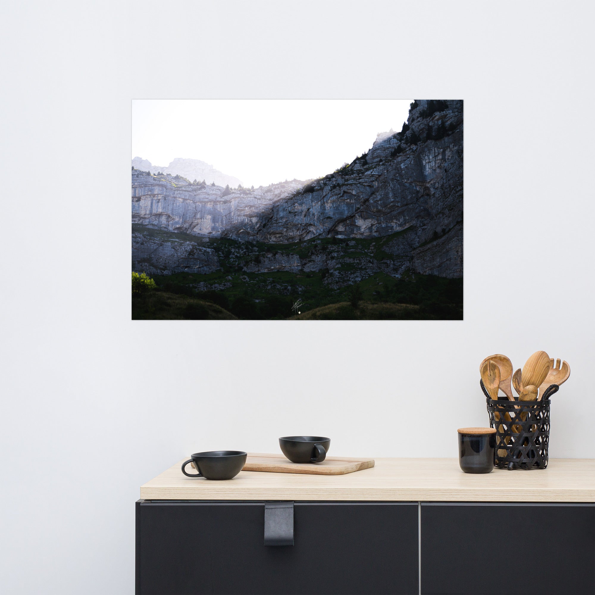 Photographie saisissante du Massif de la Tournette, capturant le moment où les premiers rayons du soleil éclairent la partie supérieure de la montagne et où l'ombre reste en bas.