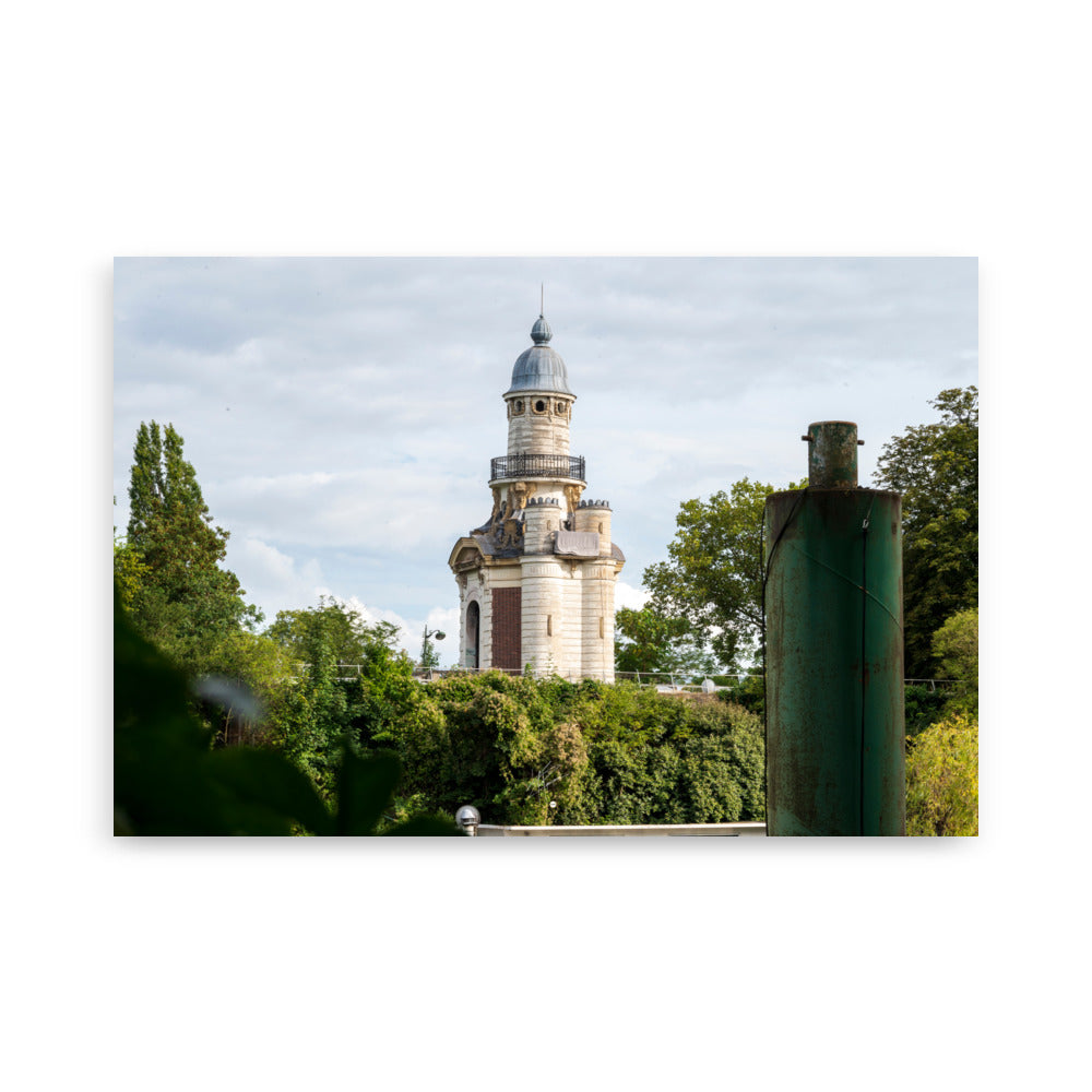 Photographie du poster 'La pompe-à-feu du château de Bagatelle', capture d'une pièce d'architecture antique dans un cadre historique.