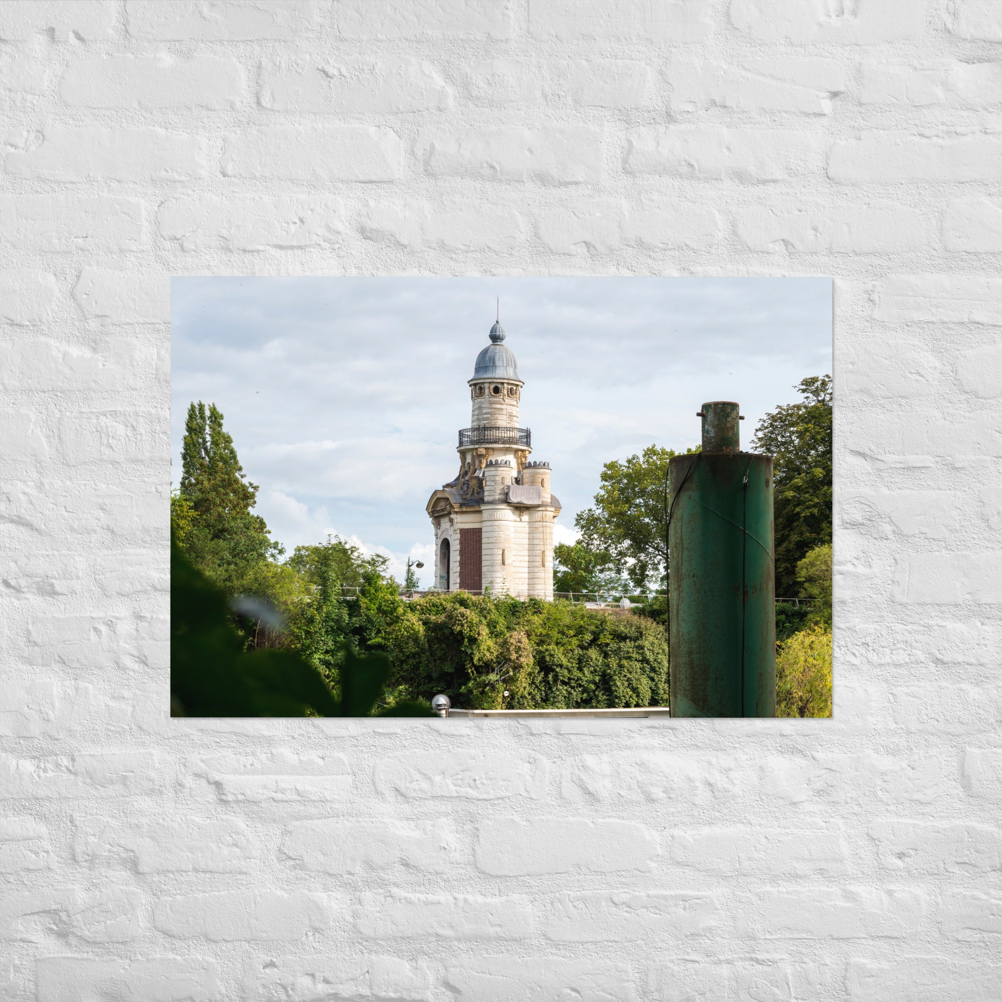 Photographie du poster 'La pompe-à-feu du château de Bagatelle', capture d'une pièce d'architecture antique dans un cadre historique.