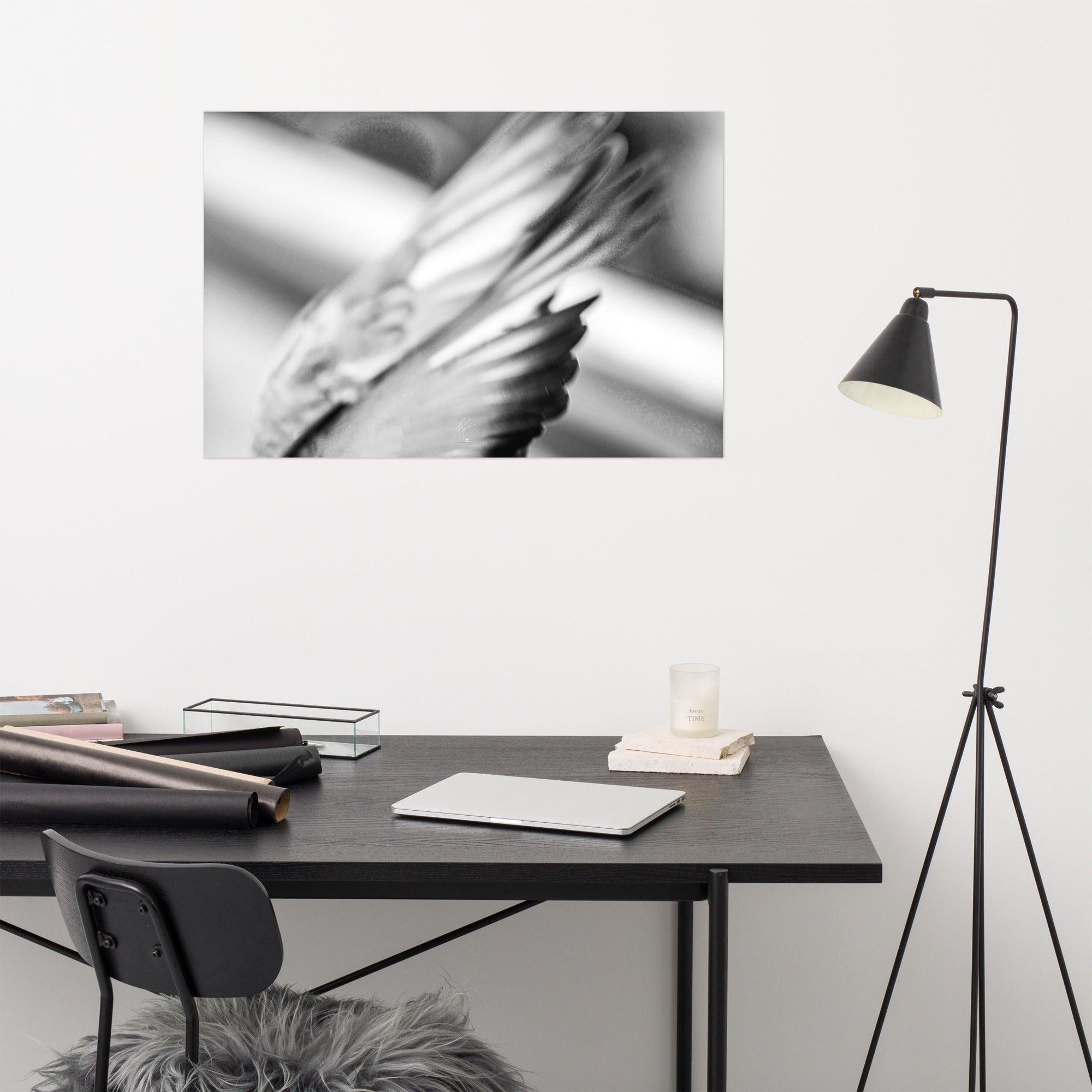 Photographie en noir et blanc du poster 'La touche', mettant en scène les ailes de pigeons en plein vol pour capturer l'essence du mouvement éphémère.