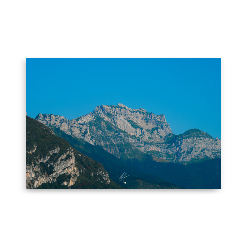 Photographie du poster 'Le Massif de la Tournette N04', offrant une vue spectaculaire sur le massif de la Tournette depuis le pied de la montagne en Haute-Savoie.