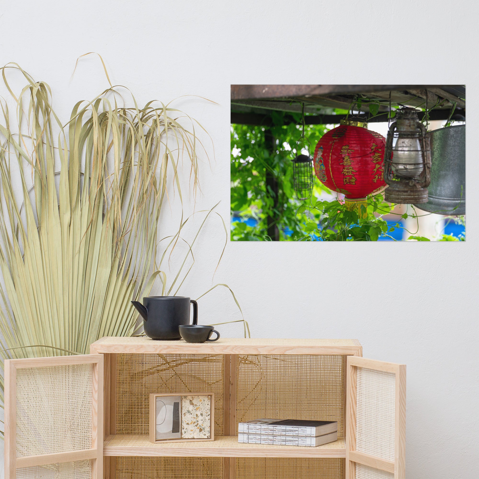 Poster du 'Lanterne Asiatique', une photographie capturant une lanterne suspendue entourée de plantes vertes, symbolisant l'harmonie et la quiétude.