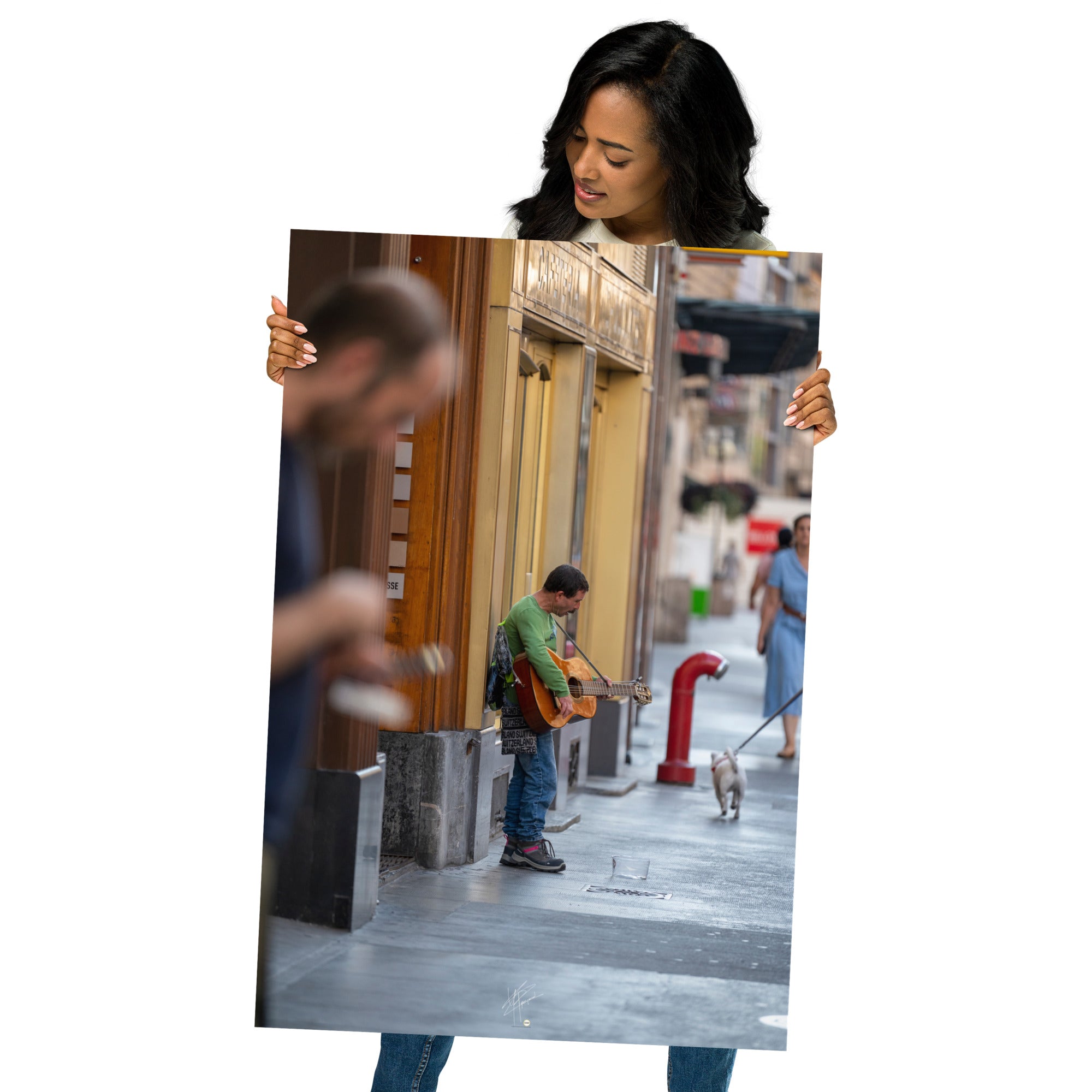 Poster photographique 'Le Petit Guitariste', une image d'un homme jouant de la guitare acoustique dans les rues de Genève, symbolisant la passion et la créativité de la musique de rue.