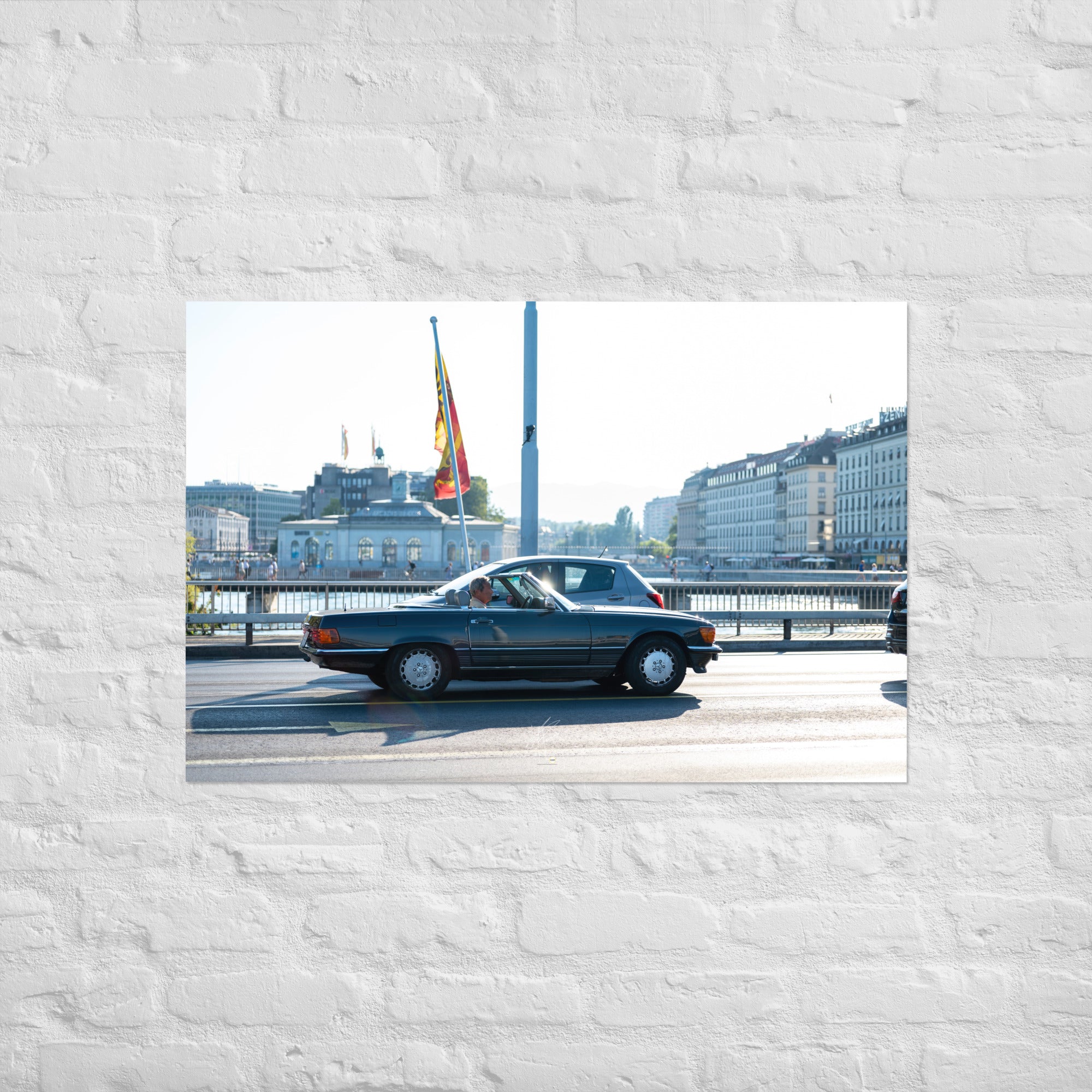 Poster photographique 'Mercedes Benz 300 SL', montrant la voiture classique dans une mise en scène de rue élégante.