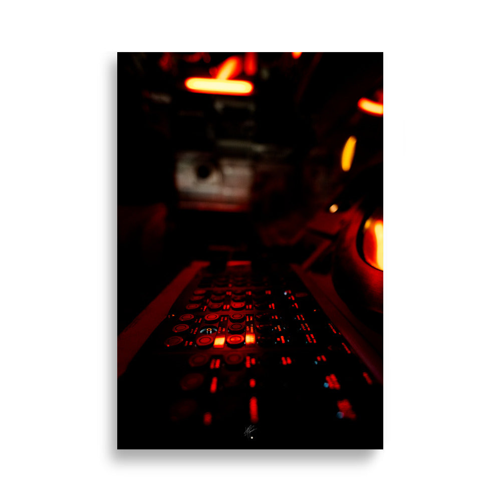 Image saisissante 'Arcade' montrant un clavier lumineux au cœur d'un sous-marin obscur, magnifiquement imprimée sur du papier de première qualité.