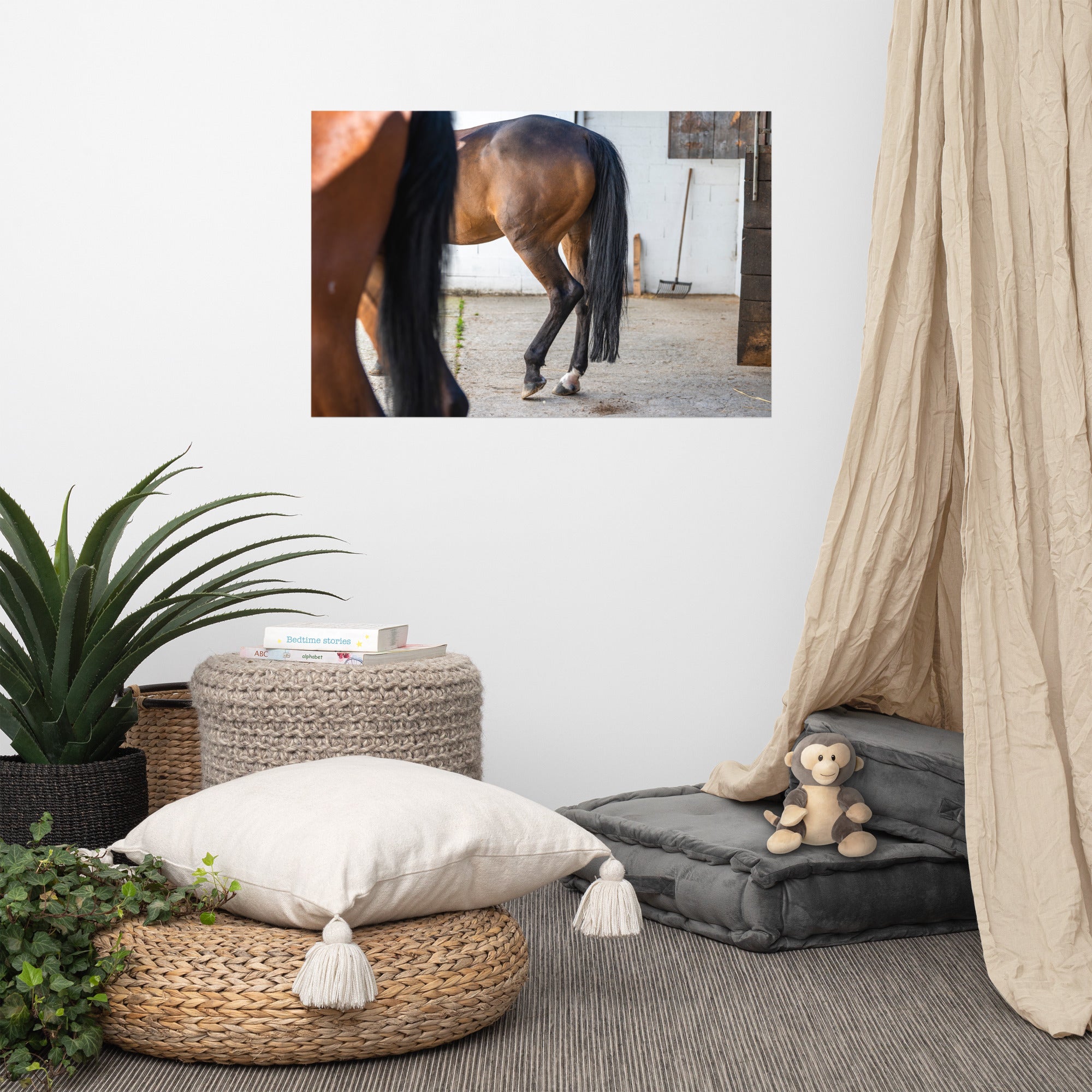 Photographie artistique 'Au repos dans l'écurie' dépeignant le mouvement gracieux d'un cheval, imprimée sur du papier de première qualité.