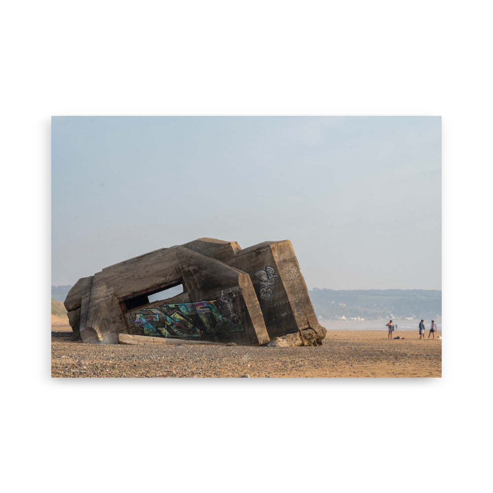 Photographie saisissante du 'Bunker de Biville', un vestige historique de la Seconde Guerre Mondiale, partiellement enseveli par le sable d'une plage du débarquement, imprimée sur papier de qualité supérieure.