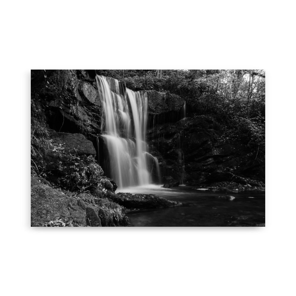 Cascade du Lac de Revel capturée en pose longue, démontrant la fluidité et la magie de l'eau à travers le prisme de Hadrien Geraci.