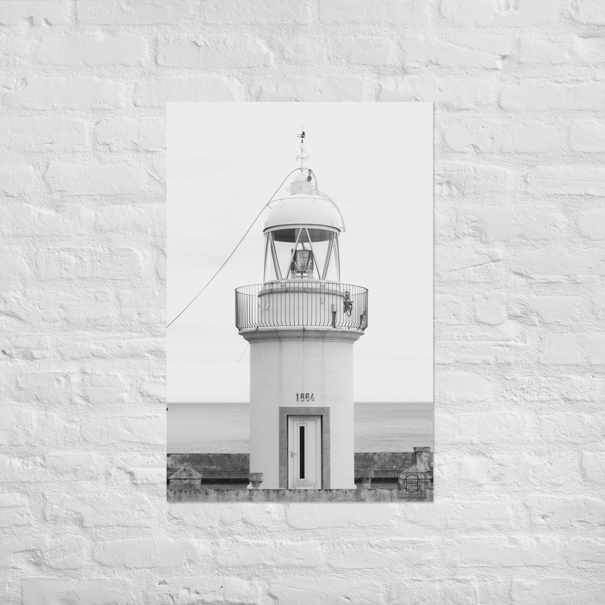 Vue sereine d'un phare historique se dressant contre le ciel azur, capturant l'essence de la tranquillité marine par le talentueux Hadrien Geraci.