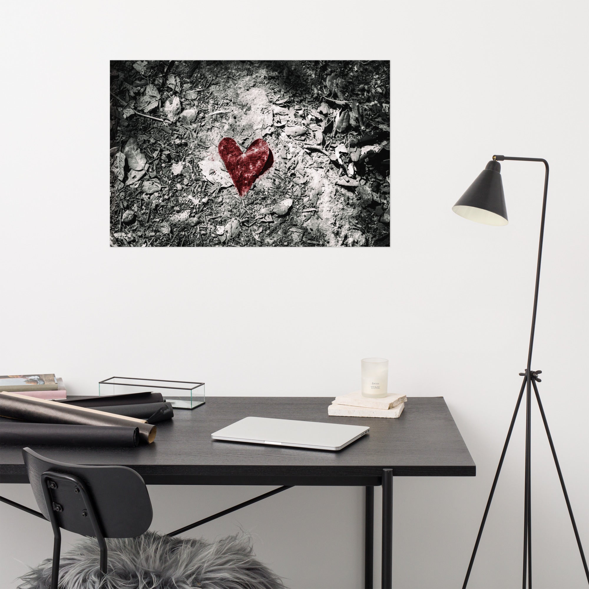 Photographie artistique mettant en avant une feuille rouge en forme de cœur au milieu d'une forêt en noir et blanc, œuvre de Hadrien Geraci.