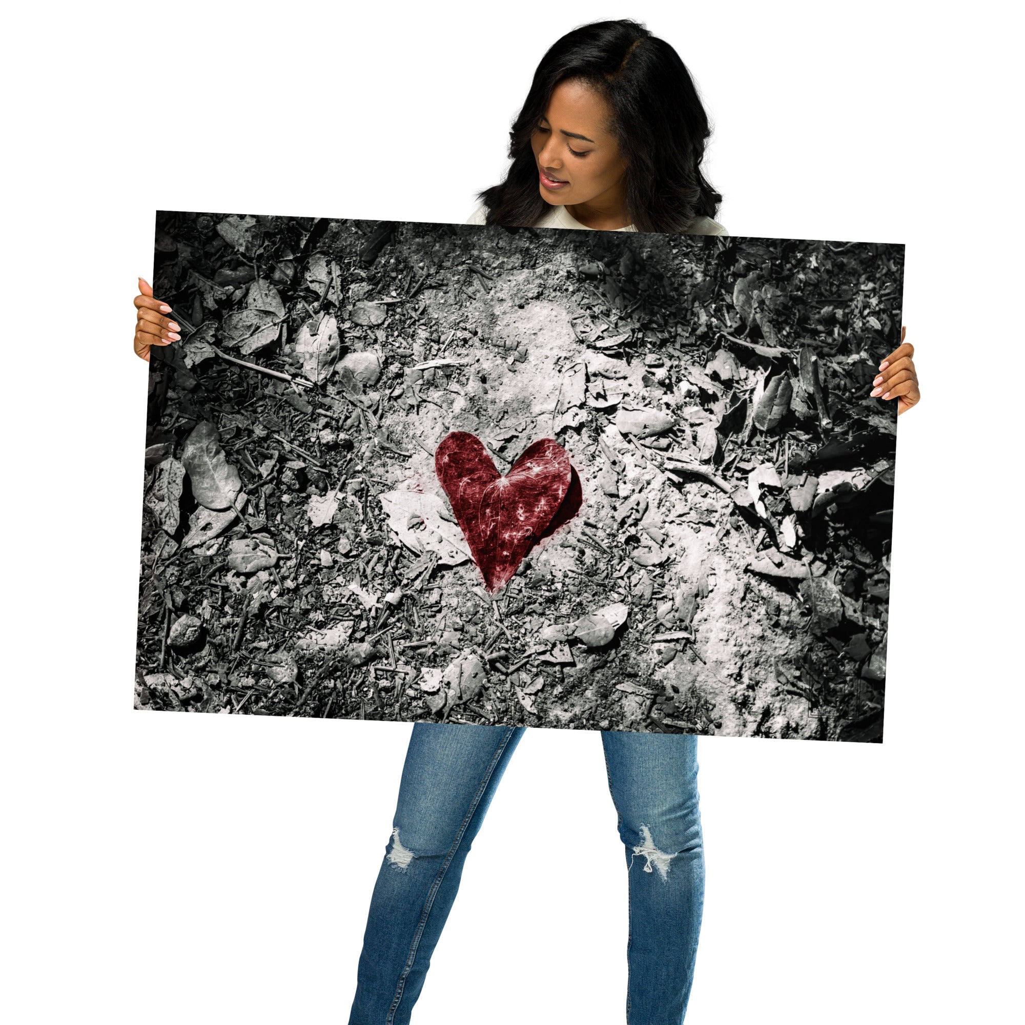 Photographie artistique mettant en avant une feuille rouge en forme de cœur au milieu d'une forêt en noir et blanc, œuvre de Hadrien Geraci.