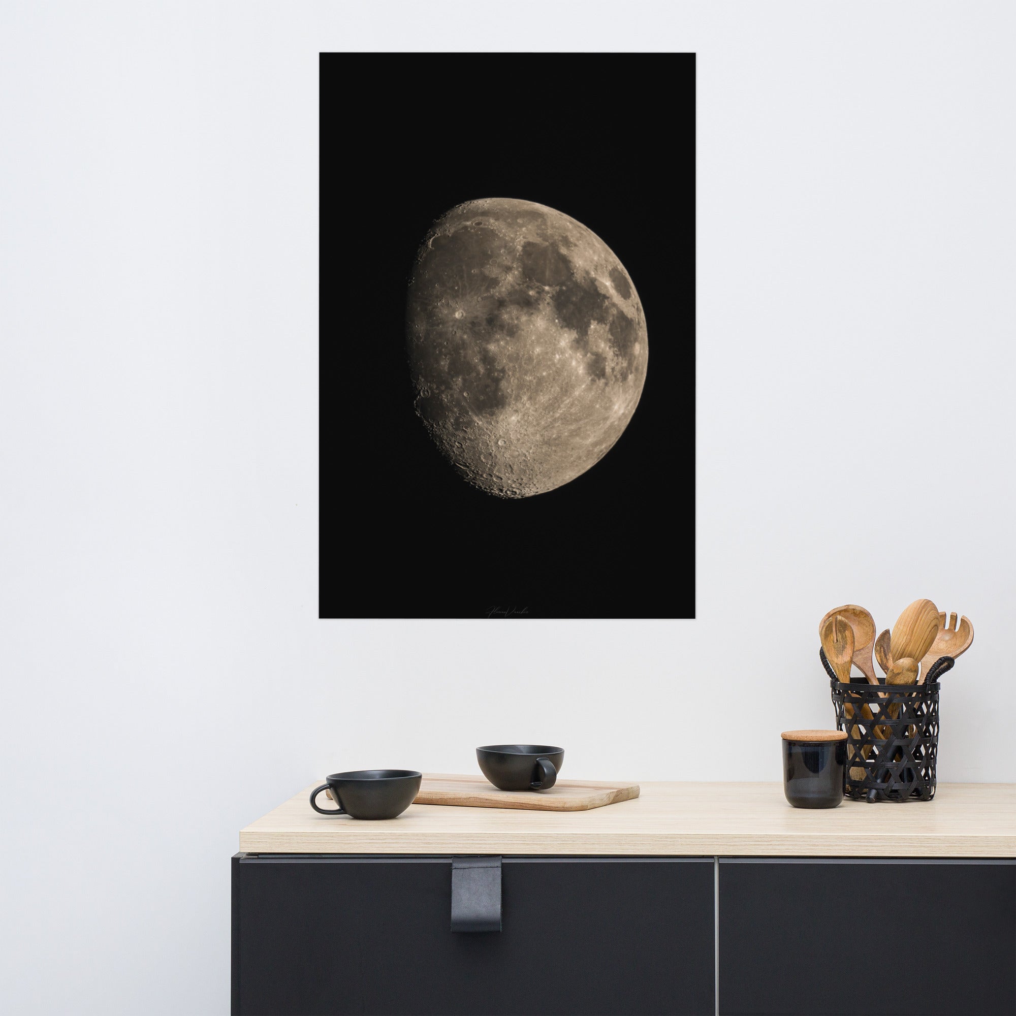 Image détaillée de la Lune montrant une moitié brillante et une moitié engloutie par l'ombre, une œuvre d'art photographique réalisée par Florian Vaucher.