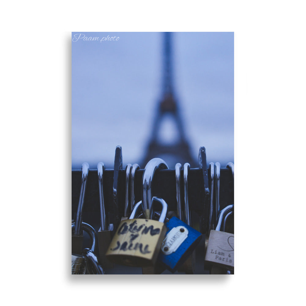 Poster 'Nos Amours N01' capturant des cadenas d'amour accrochés dans des lieux emblématiques de Paris, symbolisant les récits d'amour éternels.