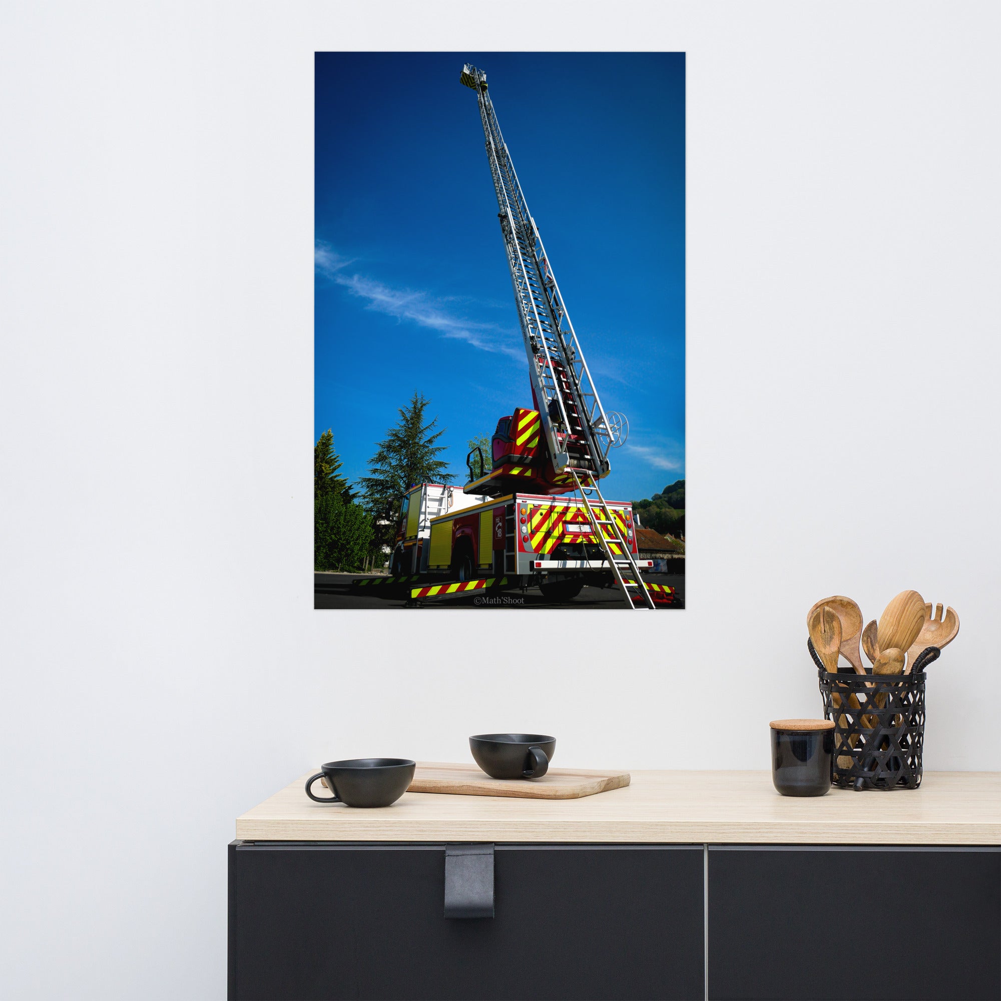 Image du poster 'Droit au ciel' montrant un camion de pompiers avec son échelle étendue vers le ciel, capturée par Math Shoot Fr, symbolisant le courage et le dévouement des sauveteurs.