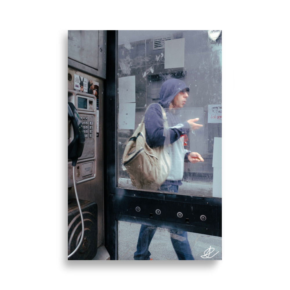 Photographie 'Double Appel' par Ilan Shoham, capturant la rue de Londres à travers les vitres d'une emblématique cabine téléphonique rouge.