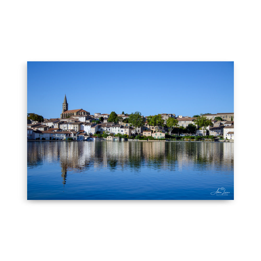 Poster 'Cœur de Castelnaudary', illustrant une scène paisible du bord du Canal du Midi avec des maisons charmantes, une église en arrière-plan, et une ambiance douce et pittoresque de la ville célèbre pour sa gastronomie.