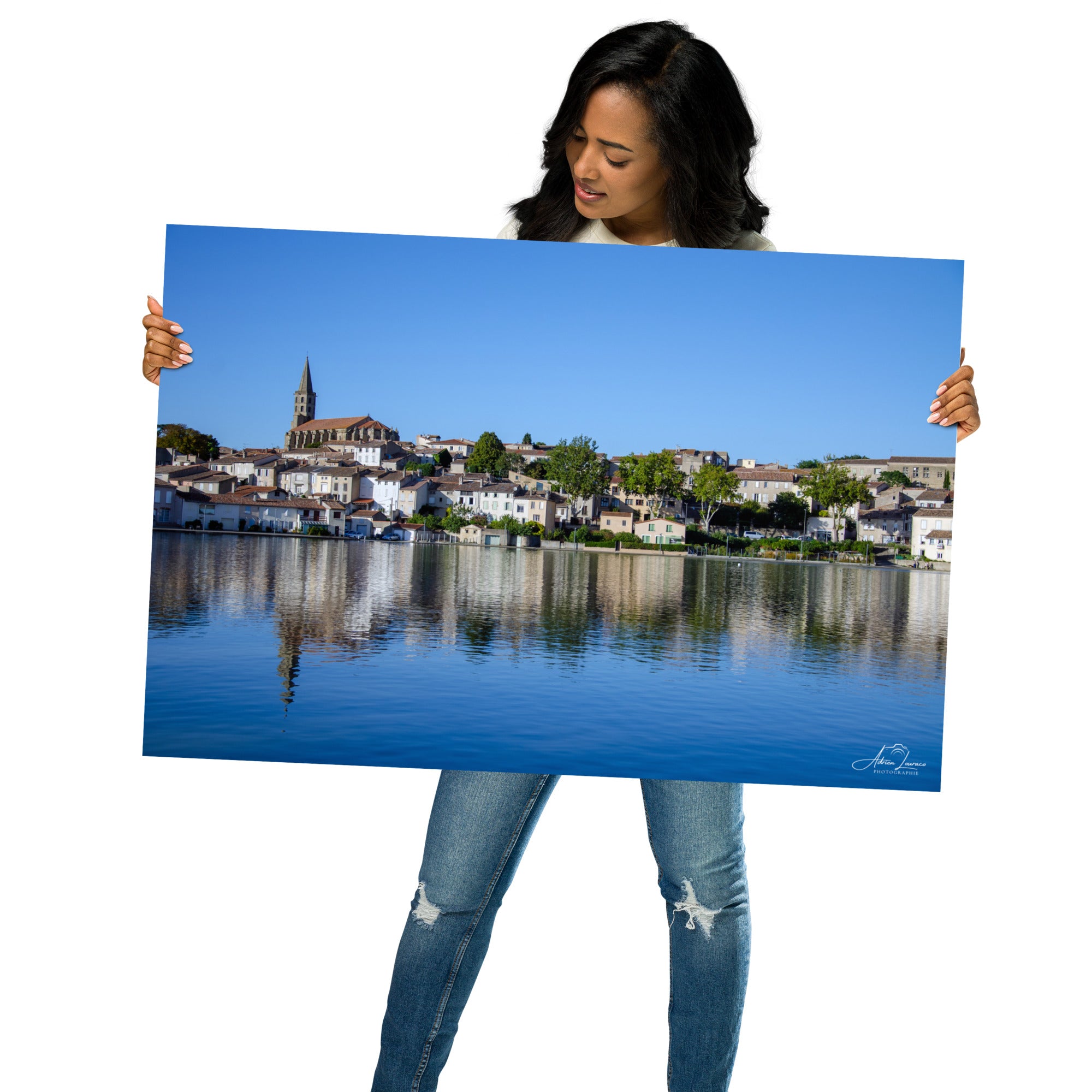 Poster 'Cœur de Castelnaudary', illustrant une scène paisible du bord du Canal du Midi avec des maisons charmantes, une église en arrière-plan, et une ambiance douce et pittoresque de la ville célèbre pour sa gastronomie.