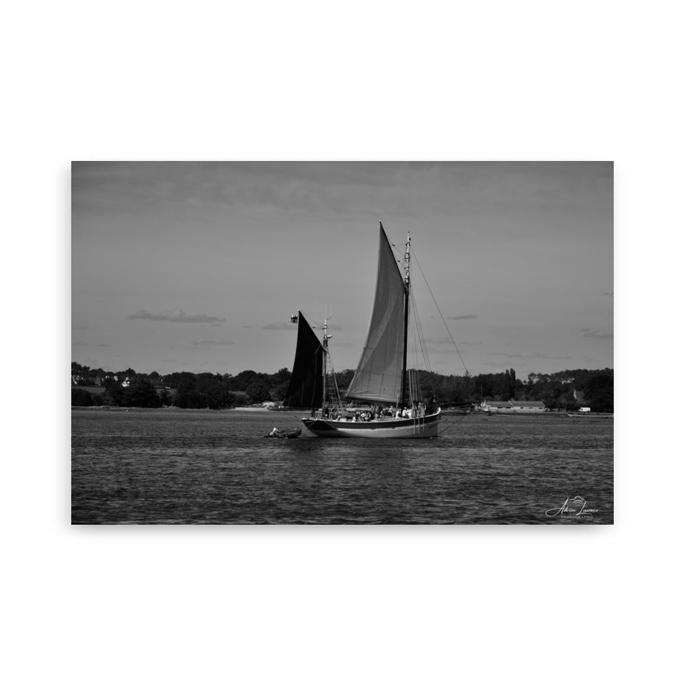 Photographie noir et blanc 'Hissez haut !' par Adrien Louraco, représentant un voilier naviguant sur le Golfe du Morbihan, avec des contrastes saisissants entre mer et ciel.