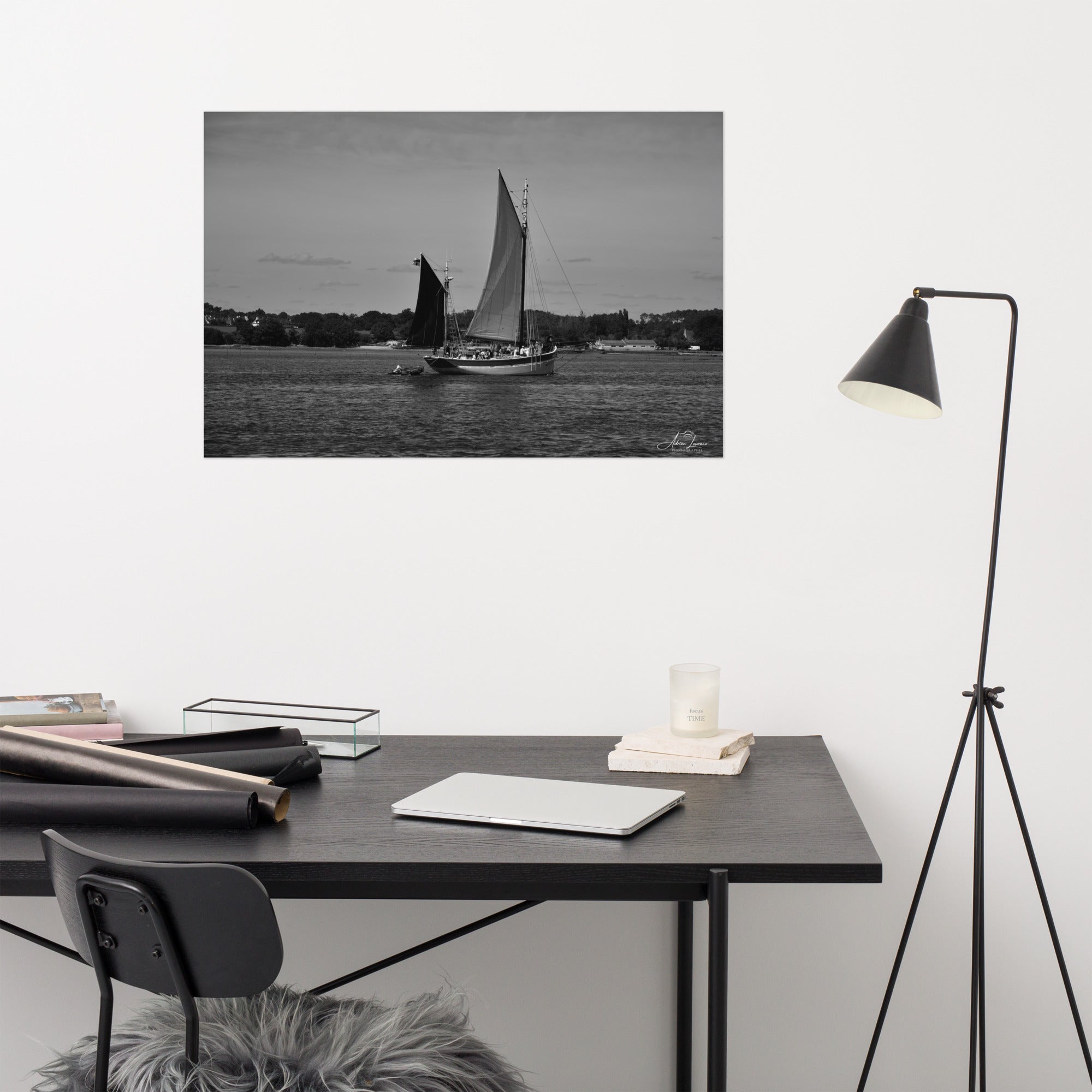 Photographie noir et blanc 'Hissez haut !' par Adrien Louraco, représentant un voilier naviguant sur le Golfe du Morbihan, avec des contrastes saisissants entre mer et ciel.