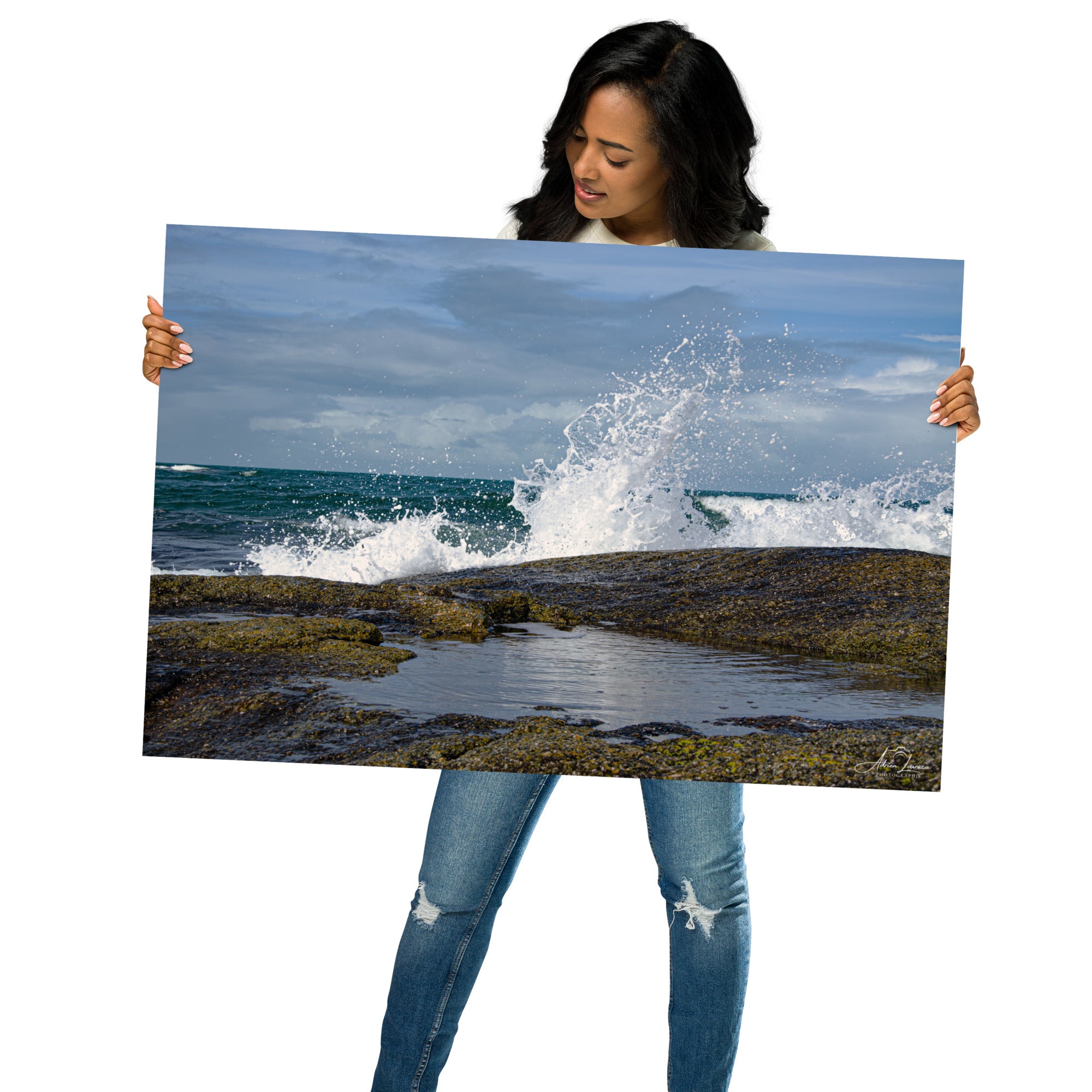 Photographie 'Pas de vague à Gatteville' d'Adrien Louraco, capturant l'impétuosité des vagues s'écrasant près du lieu où se dresse le phare de Gatteville, non visible sur l'image.