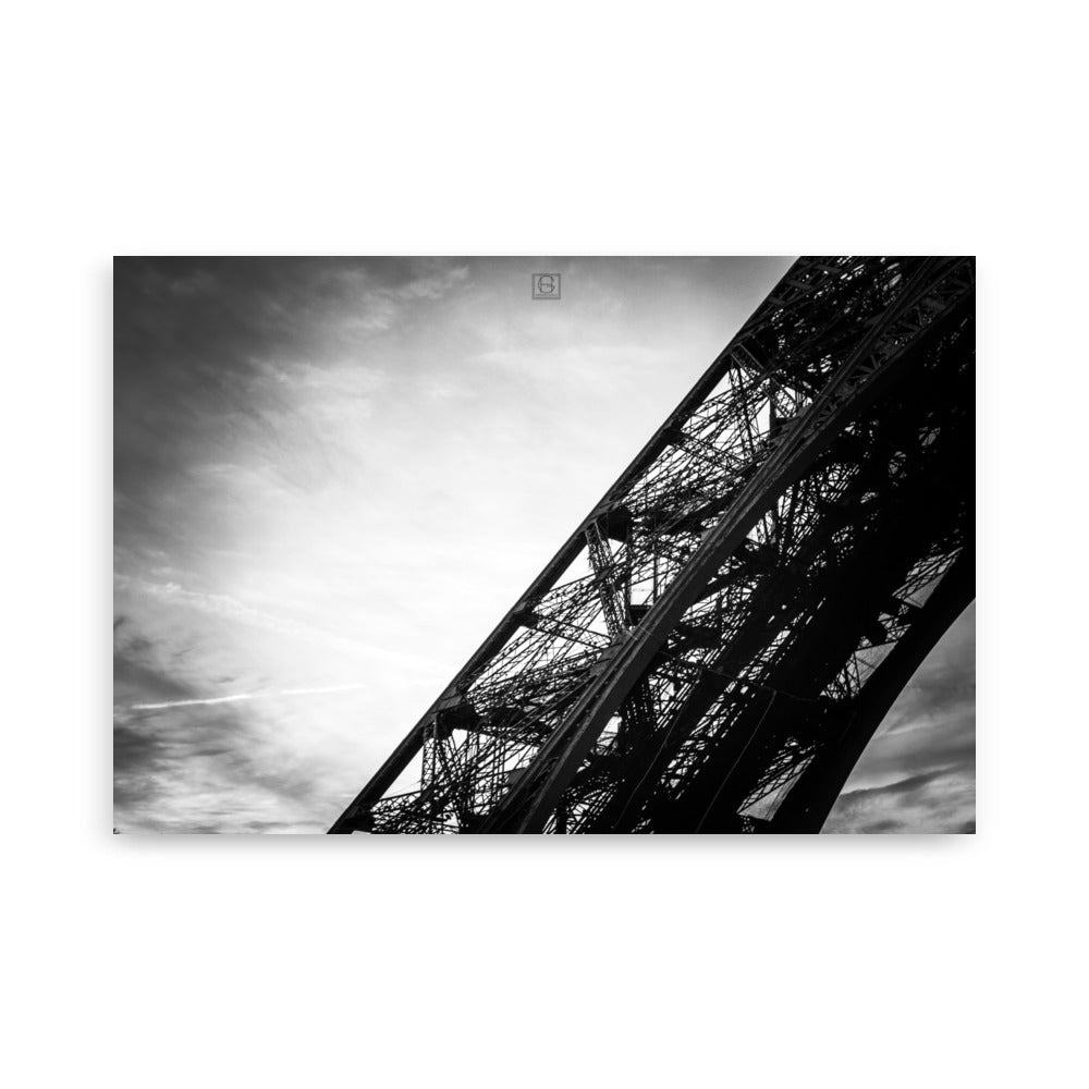 Photographie "Le ciel de fer" par Hadrien Geraci, base de la Tour Eiffel avec ciel dramatique