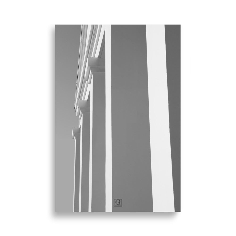 Photographie noir et blanc 'Ombres et Lumières' montrant le jeu de contraste entre zones sombres et zones éclairées dans une scène architecturale.