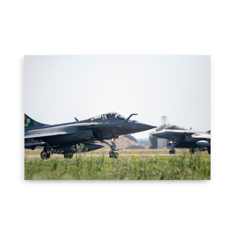 Deux avions de chasse sur la piste symbolisant la fraternité et la force, œuvre 'Frères d’Armes'