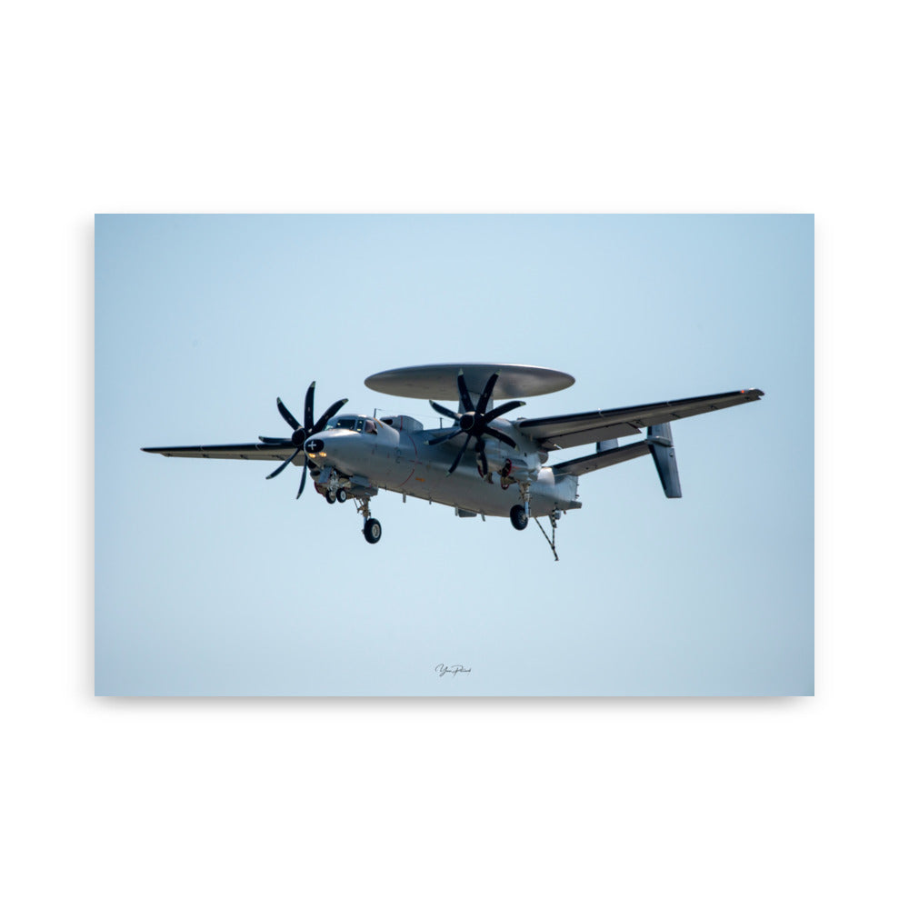 Photographie de l'avion de guerre 'HAWKEYE E-2C' équipé d'un radar sophistiqué, en plein vol.