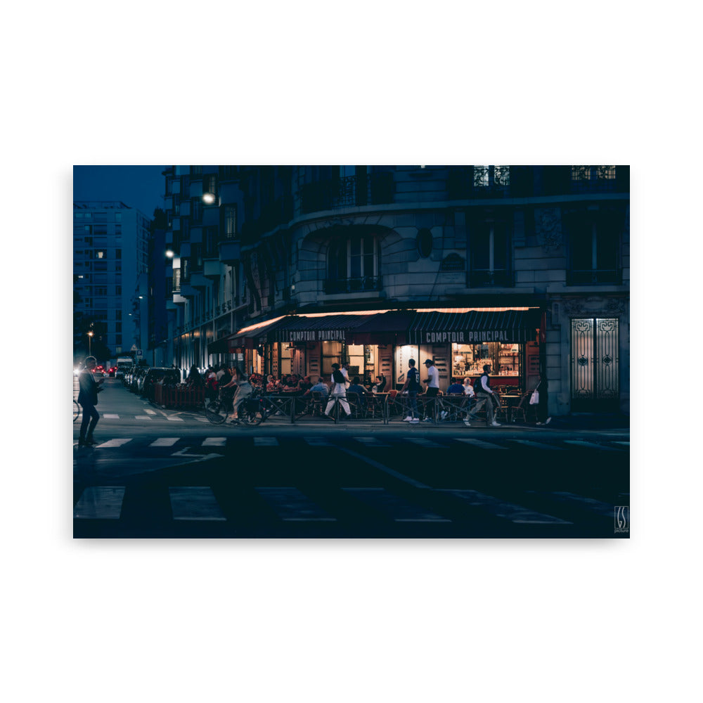 Photographie nocturne d'un café parisien animé, capturée par Galdric Sibiude, reflétant l'ambiance chaleureuse et le charme de la vie urbaine à Paris.
