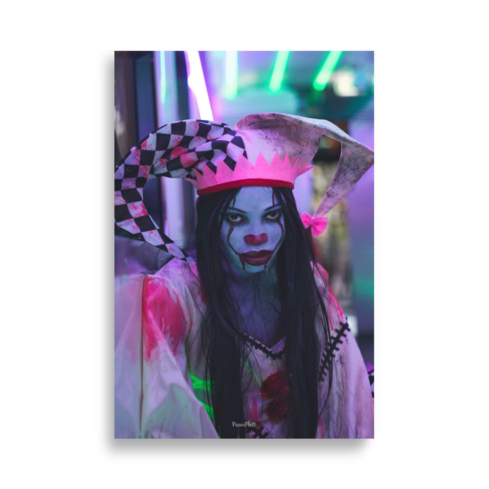 Photographie d'une personne en costume de cirque théâtral avec un grand chapeau à damier et un maquillage dramatique, capturée par Paam.Photo, évoquant un conte de fées moderne.