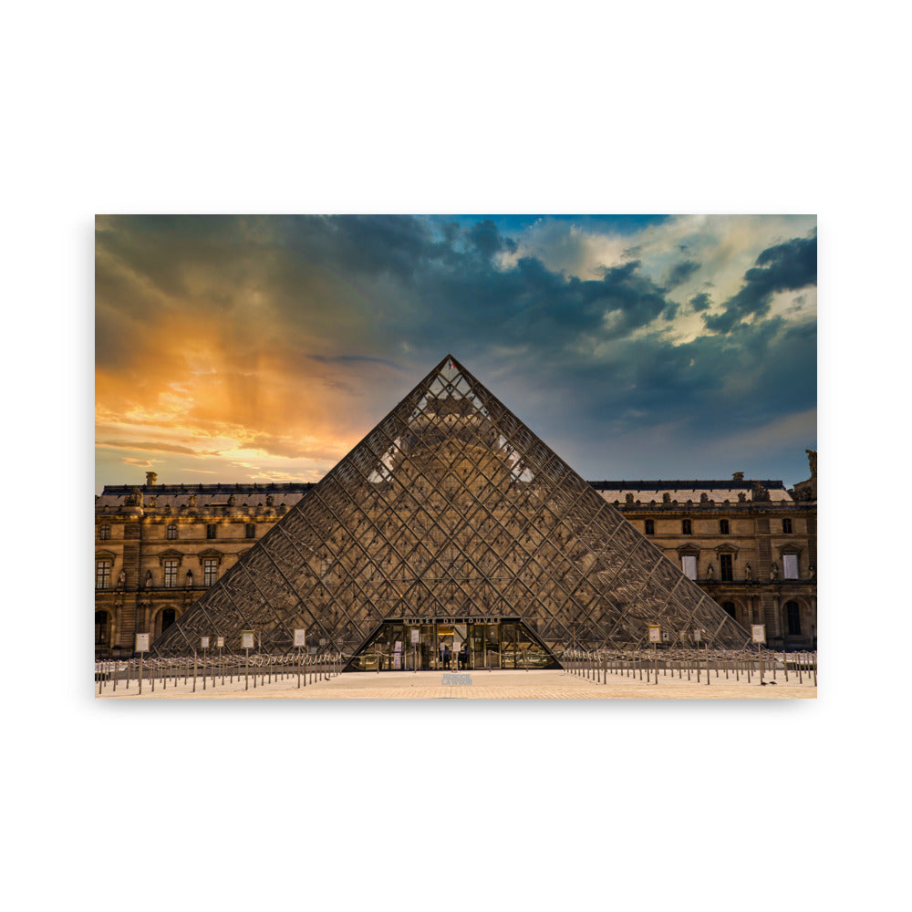 Photographie de la Pyramide du Louvre sous un ciel de crépuscule, capturée par Henock Lawson, illustrant le mélange d'architecture ancienne et moderne dans une scène urbaine envoûtante.