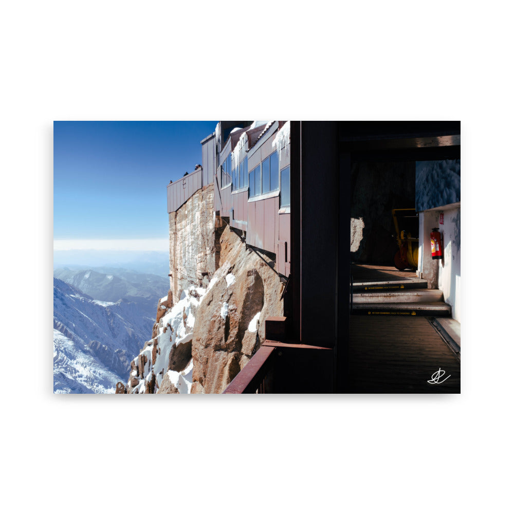 Poster "Chamonix" par Ilan Shoham, montrant un paysage alpin avec un bâtiment unique en altitude, idéal pour les passionnés de montagne et d'architecture.