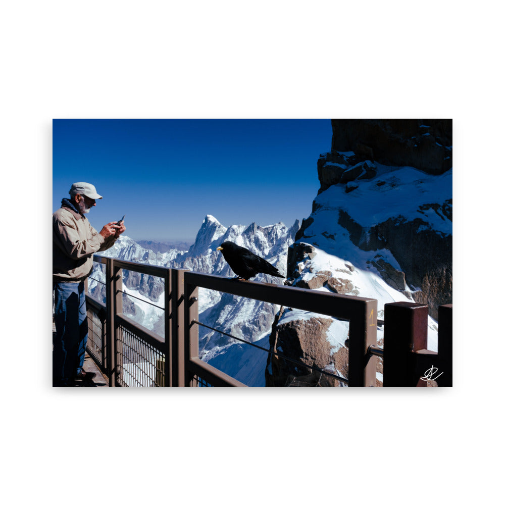 Poster "CorpPix" par Ilan Shoham, montrant une scène unique à Chamonix, idéal pour les amateurs de photographie urbaine et de moments inattendus entre humains et faune.