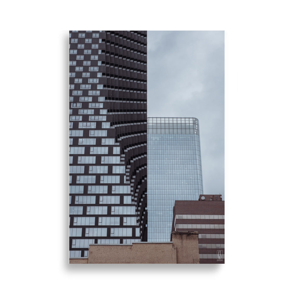 Image de l'architecture contemporaine en verre et béton, une œuvre de Galdric Sibiude, parfaite pour représenter l'élégance et la complexité des villes modernes.