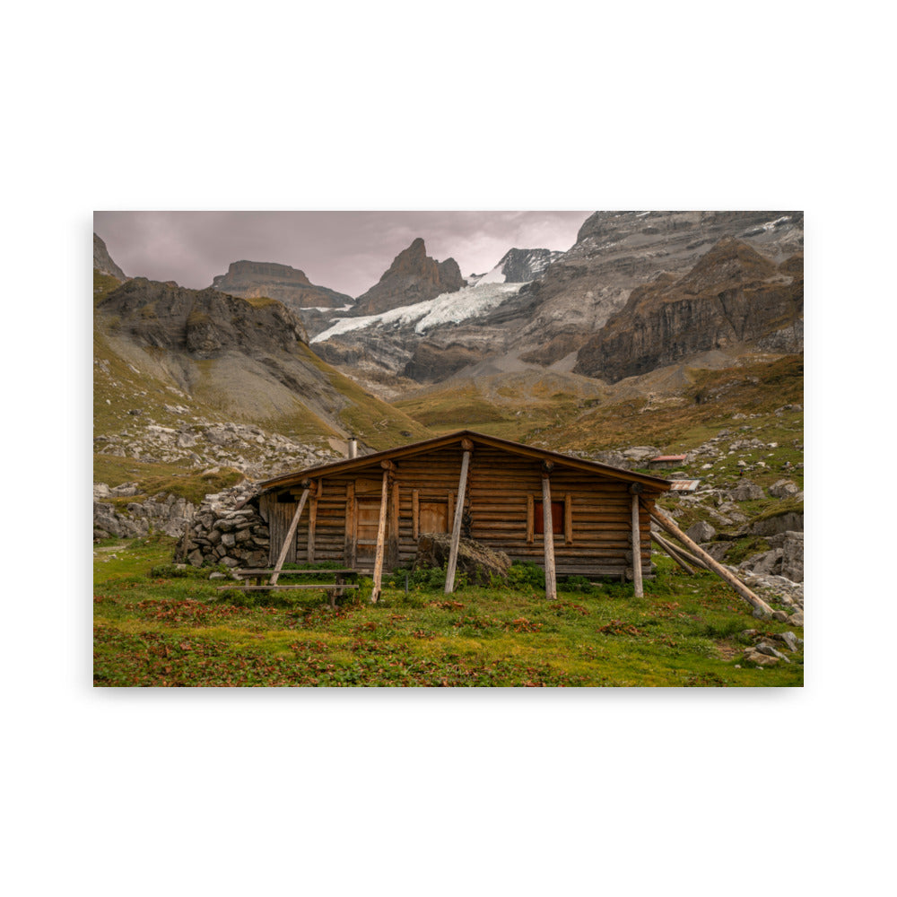 Photographie d'une cabane rustique dans les montagnes, par Victor Marre, illustrant une évasion paisible et une harmonie avec la nature.