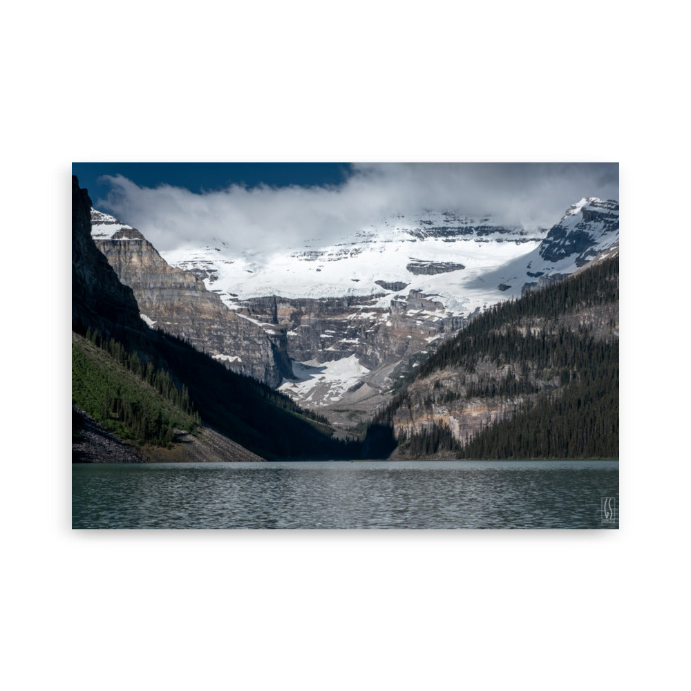 Poster "Majesté Alpine" montrant un paysage impressionnant de montagnes enneigées et d'un lac paisible, reflétant la sérénité des Alpes canadiennes.