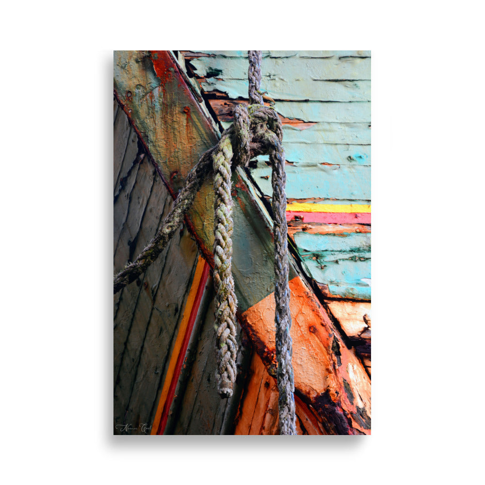 Poster artistique "Trace du Passé" par Noémie Caël, dépeignant un vieux bateau avec une richesse de détails et de couleurs.
