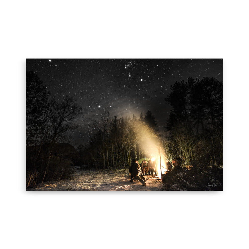 Photographie d'un feu de camp en pleine nuit dans une forêt avec des étoiles dans le ciel