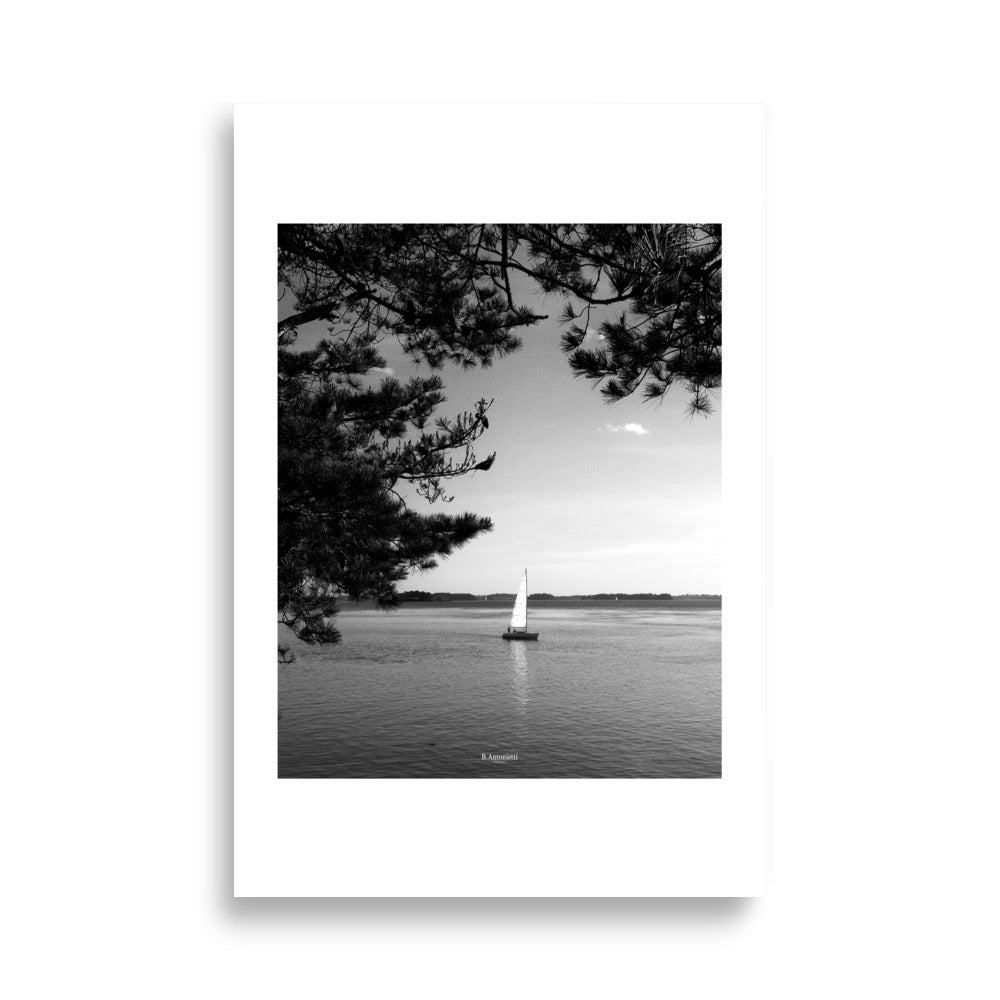 Poster en noir et blanc d'un voilier sur la mer