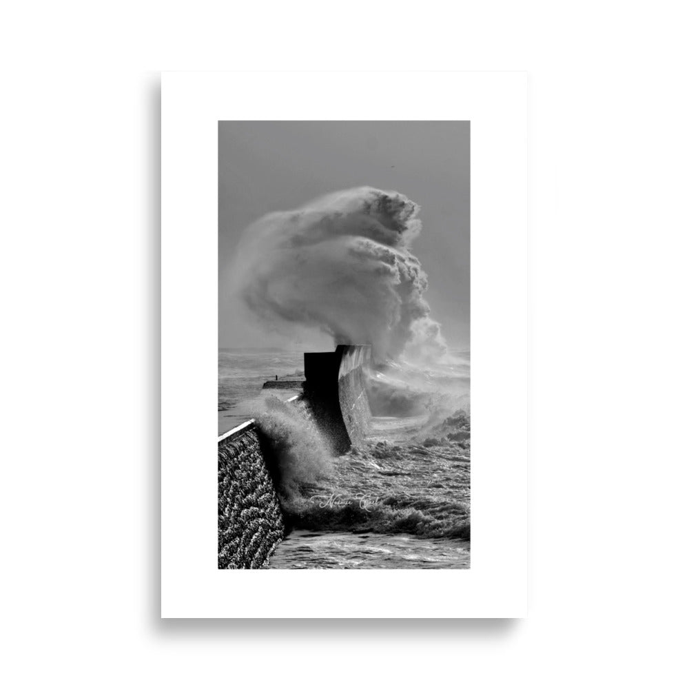 Poster noir et blanc d'une photographie des vagues qui percutent la une digue 