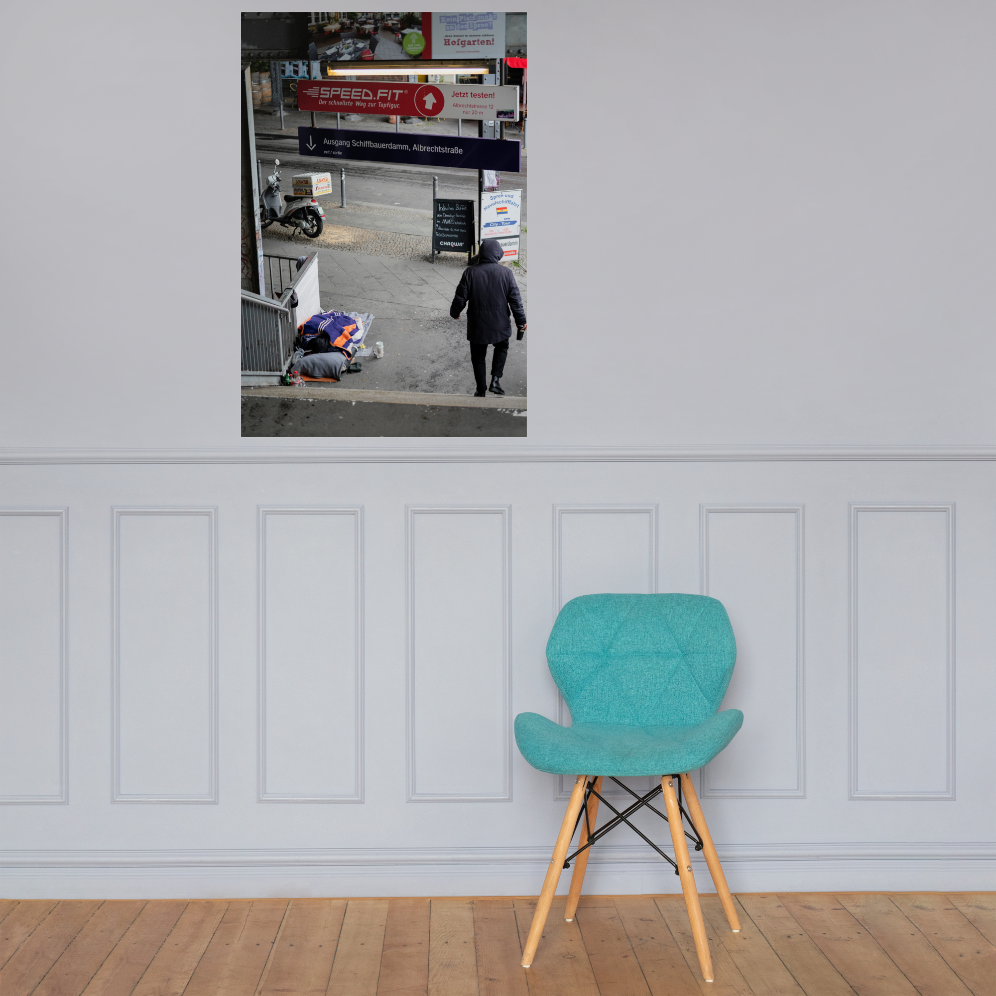 Photographie 'Contrastes de Berlin' montrant un homme sans domicile fixe reposant sous le métro berlinois, juxtaposé à un scooter de livraison alimentaire