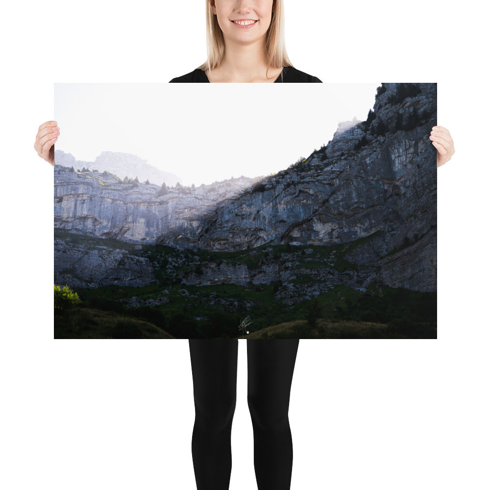 Photographie saisissante du Massif de la Tournette, capturant le moment où les premiers rayons du soleil éclairent la partie supérieure de la montagne et où l'ombre reste en bas.