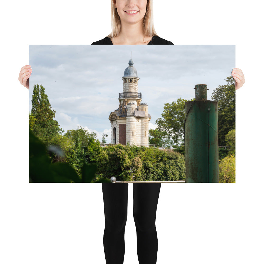 Photographie du poster 'La pompe-à-feu du château de Bagatelle', capture d'une pièce d'architecture antique dans un cadre historique.