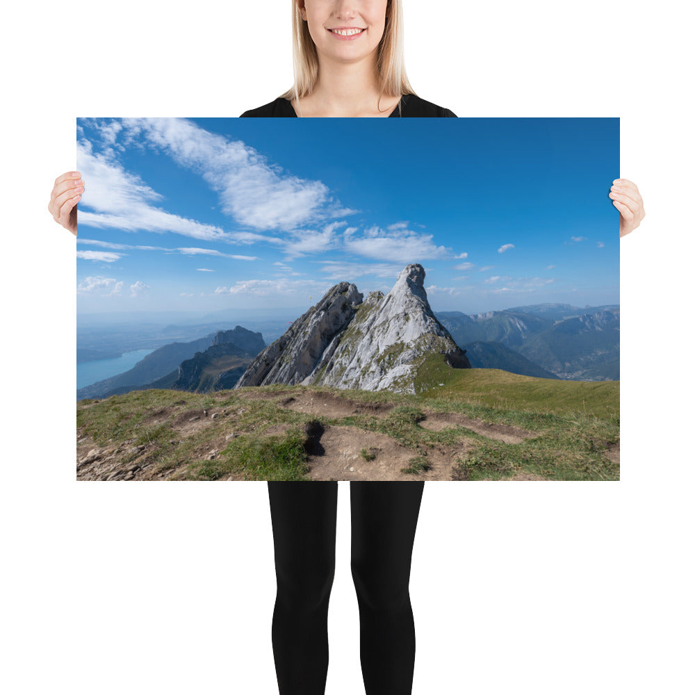 Photographie du poster 'La Tournette N02', montrant une scène pittoresque des montagnes et du lac d'Annecy en Haute-Savoie.