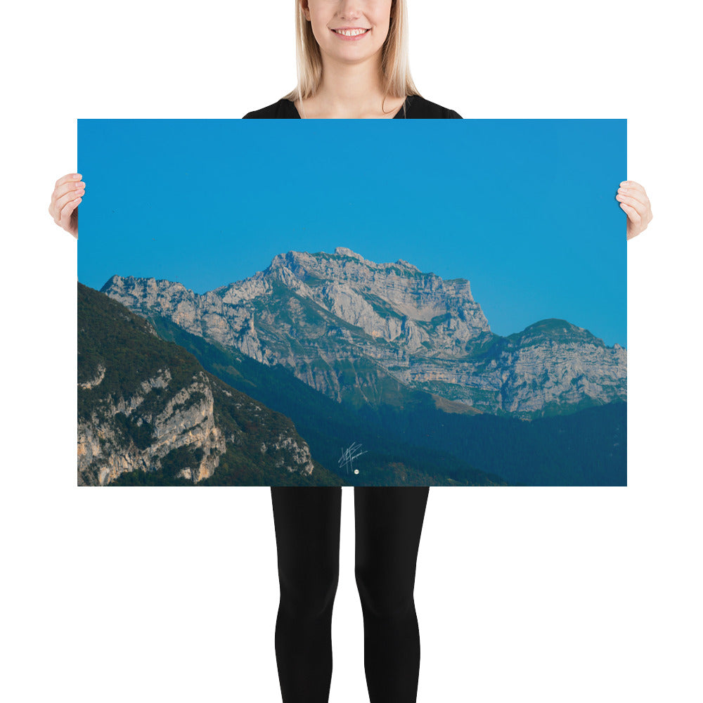 Photographie du poster 'Le Massif de la Tournette N04', offrant une vue spectaculaire sur le massif de la Tournette depuis le pied de la montagne en Haute-Savoie.