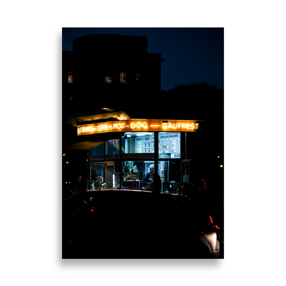 Poster - Kiosque N01 – Photographie de rue en pleine nuit à Paris – De la photographie murale et des posters unique au monde. La boutique de posters créée par Yann Peccard un Photographe français.